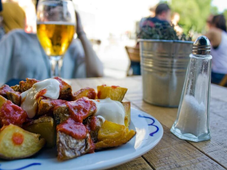 Barcelona: Private Tour Park Güell, Sagrada Familia & Tapas