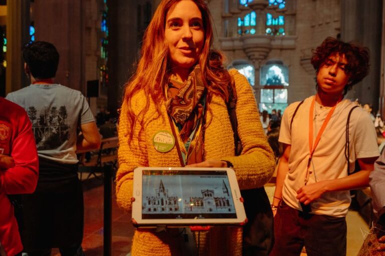 Barcelona: Sagrada Familia Tour W/Skip-The-Line Entry Ticket