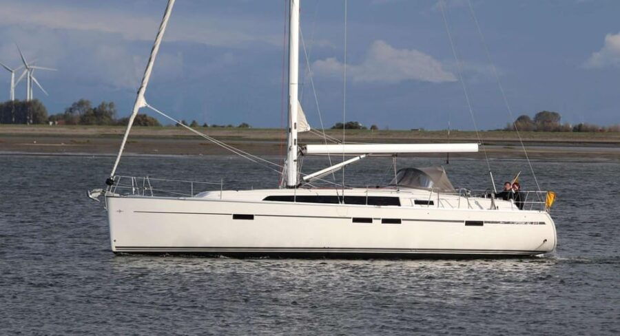 Barcelona: Sailing and Sailing for 6 Hours During the Day. - Activity Overview