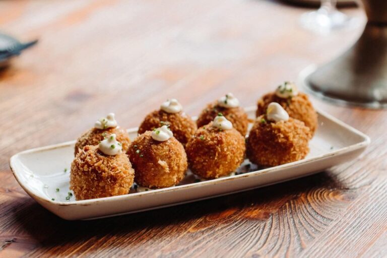 Barcelona: Tapas & Wine Tour in Born & Gothic Quarter