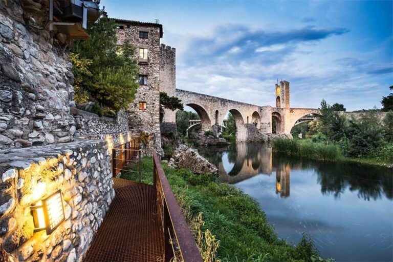 Barcelona: Tour Besalu, Rupit and Vic