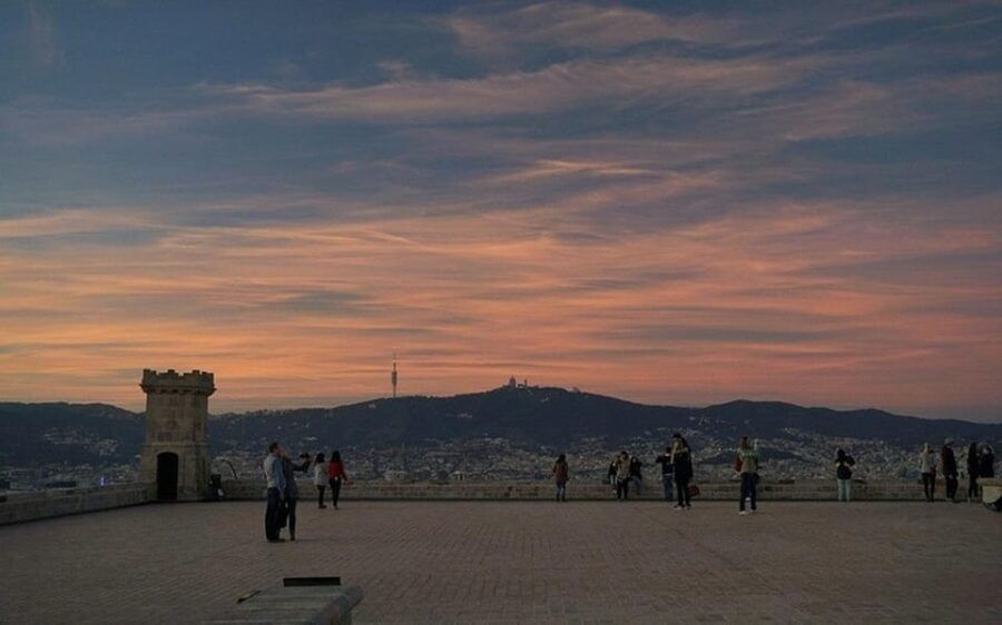 Barcelona:Private 2-Hour Best of Barcelona Tour With a Local - Tour Overview and Pricing
