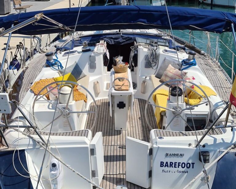 Barefoot: Private Sailing Cruise in Barcelona
