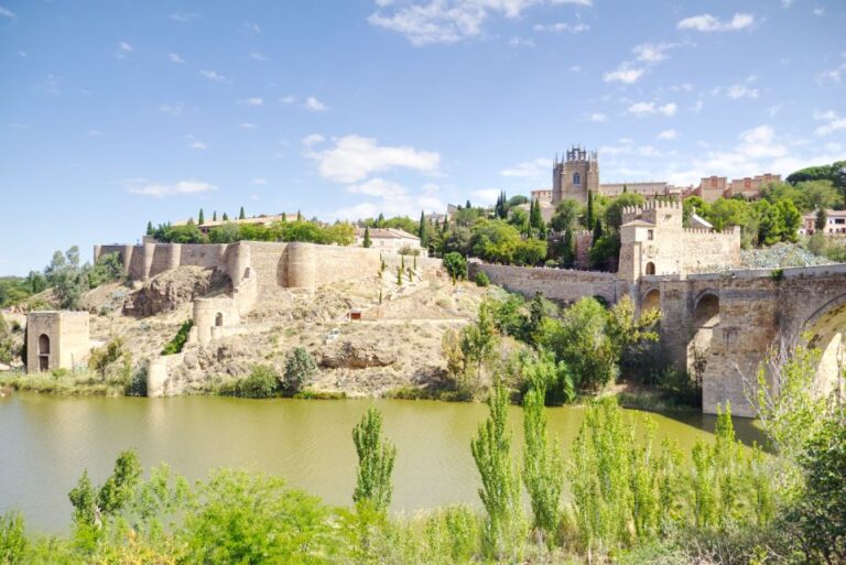 From Madrid: Toledo and Segovia Guided Day Trip