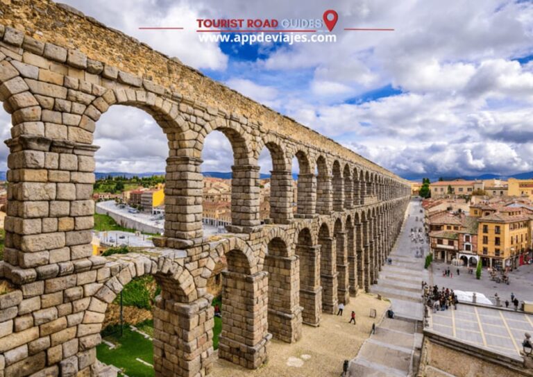 From Madrid: Tour Private Toledo & Segovia