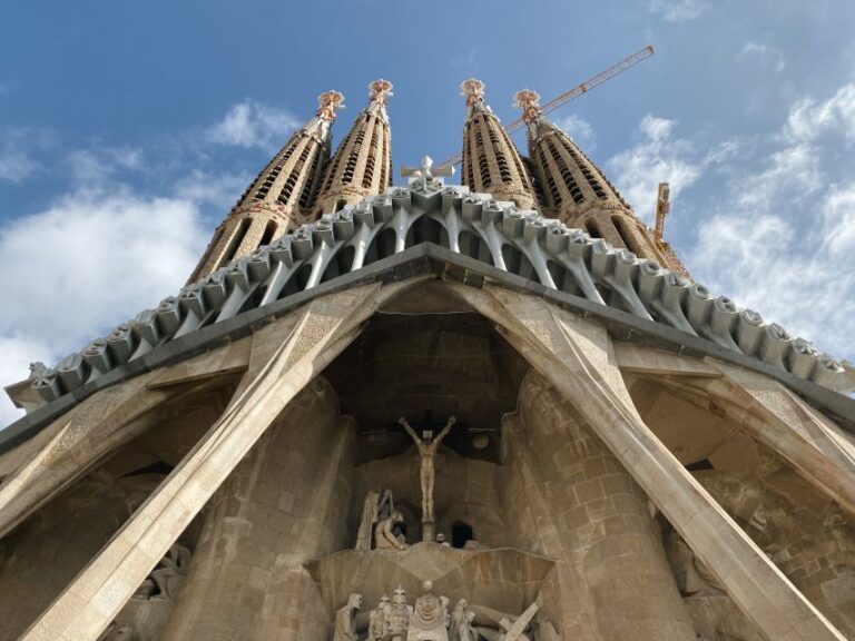 Gothic Paths, Tapas & Sagrada Familia. Private Tour