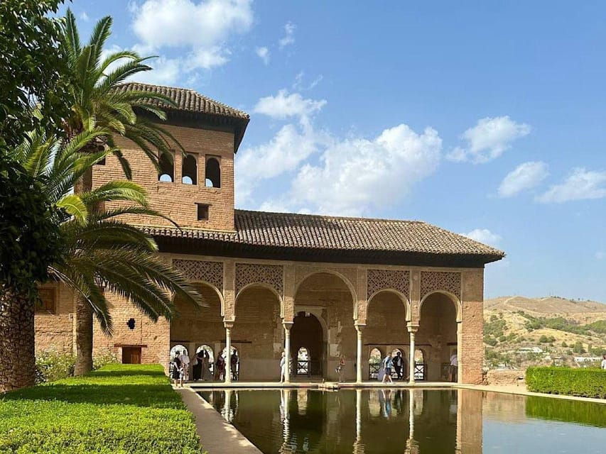 Granada: Albaicin and Sacromonte Guided Walking Tour - Overview of the Tour