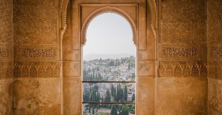 Granada: Alhambra & Nasrid Palaces Small Group Guided Tour