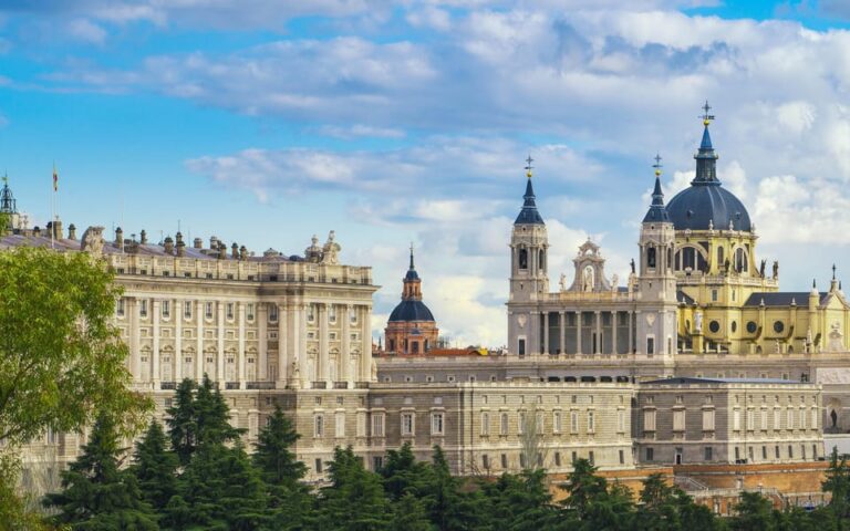 Madrid: Royal Palace and Royal Gardens. Guided Visit and Priority Access.