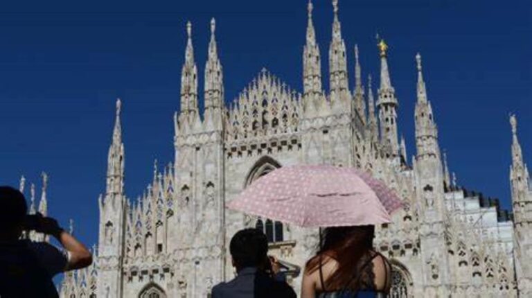 Milan:Duomo Cathedral Guided Tour and Rooftop Private Access