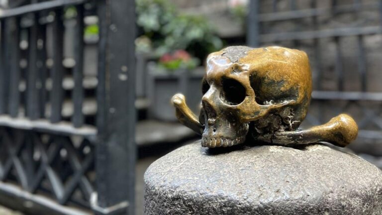 Naples: Folklore Tour With Visit to Pezzentelle Souls Chapel