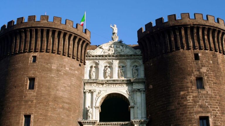 Naples: Tour Between Maschio Angioino and Plebiscito Square