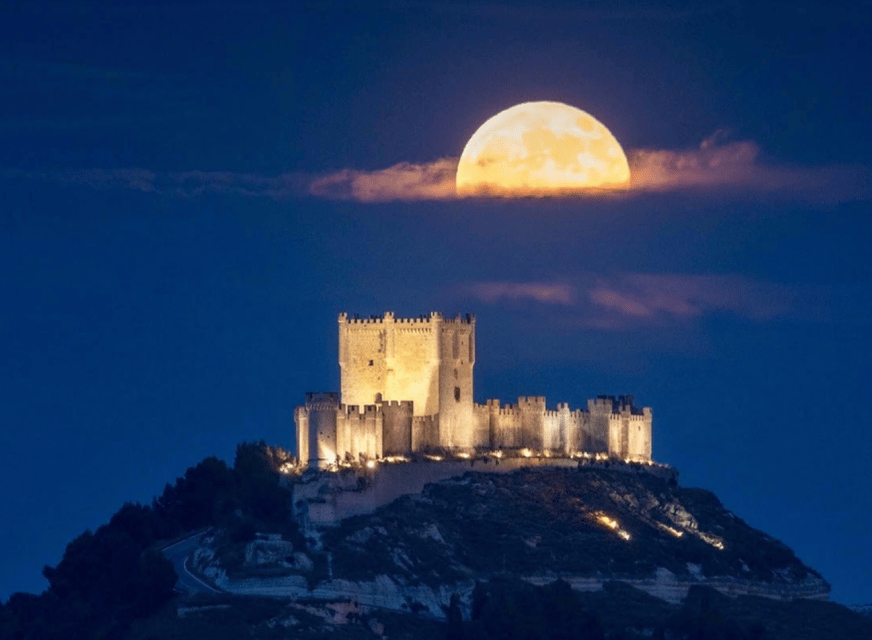 Peñafiel. Private Tour of the Castle and Historic Center - Exploring the Historic Center