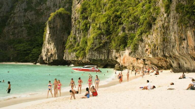 Phi Phi: Exclusive Half Day Longtail Boat to Maya Bay