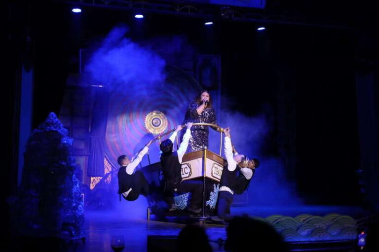 Phuket: Junkyard Theatre Dinner and Show – VIP Ticket