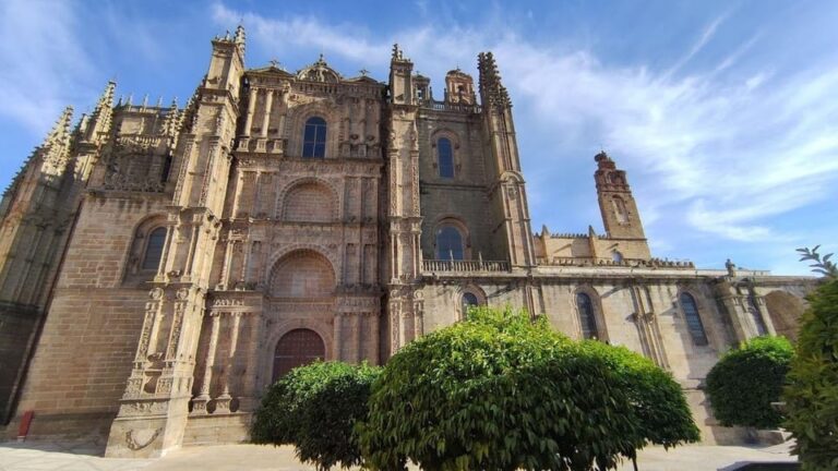 Plasencia: Cathedral Visit and City Highlights Guided Tour
