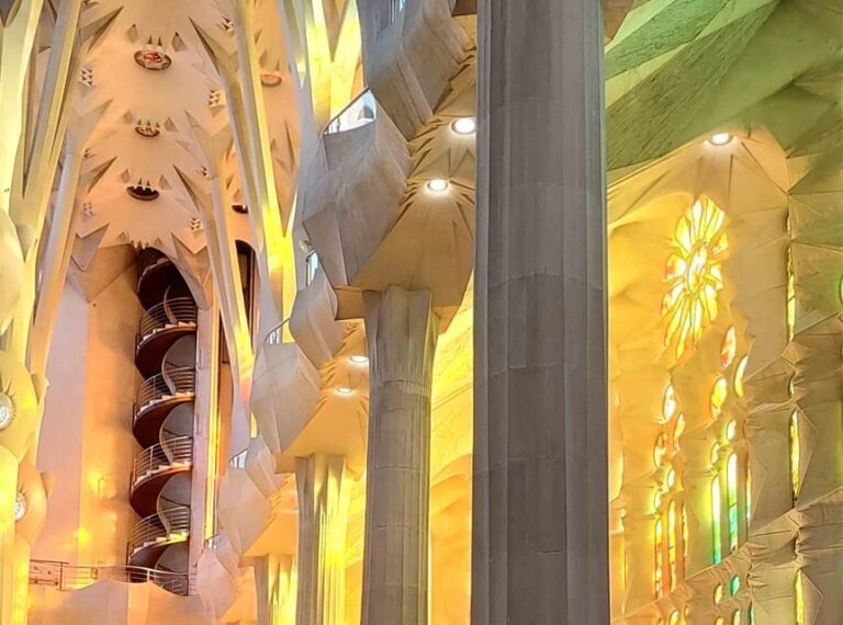 Private Tour+Ticket: Lights & Shadows of the Sagrada Familia