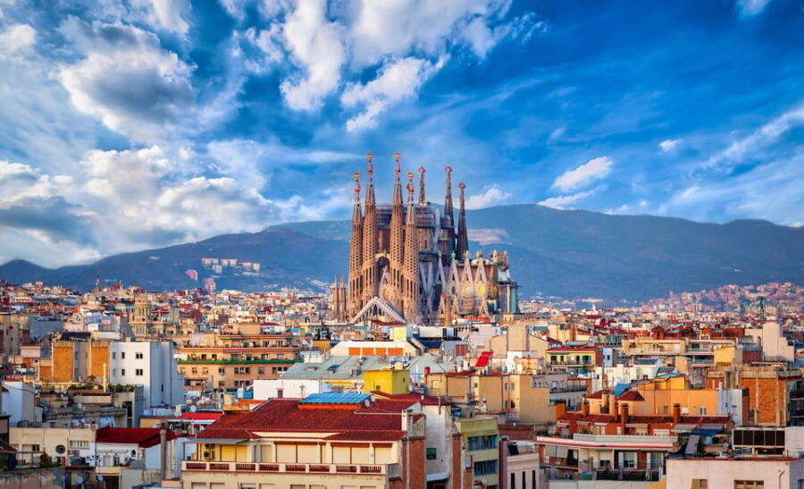 Sagrada Familia: a Journey Into Gaudí’S Masterpiece - Exploring the Architectural Grandeur