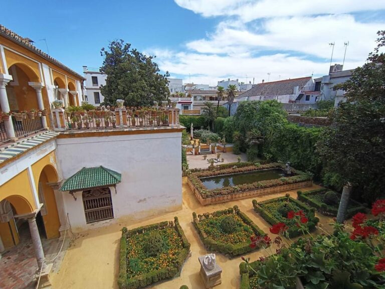 Seville: Guided Visit of the Casa De Pilatos With Entrance Tickets