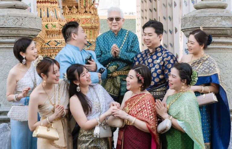 Thai Costume Photographer at Wat Arun/Pho in Bangkok