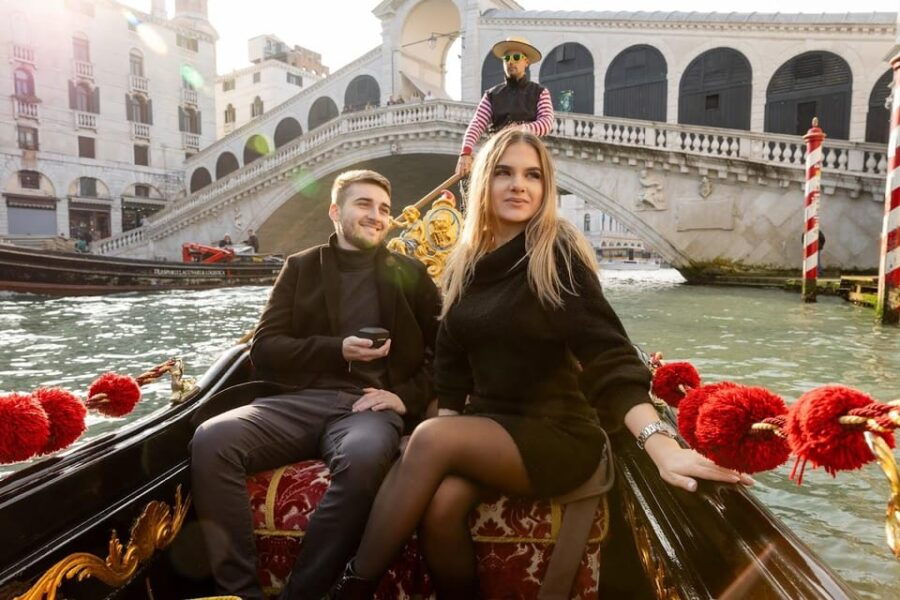 Venice: Private Photoshoot In Gondola - Overview of the Private Photoshoot Experience