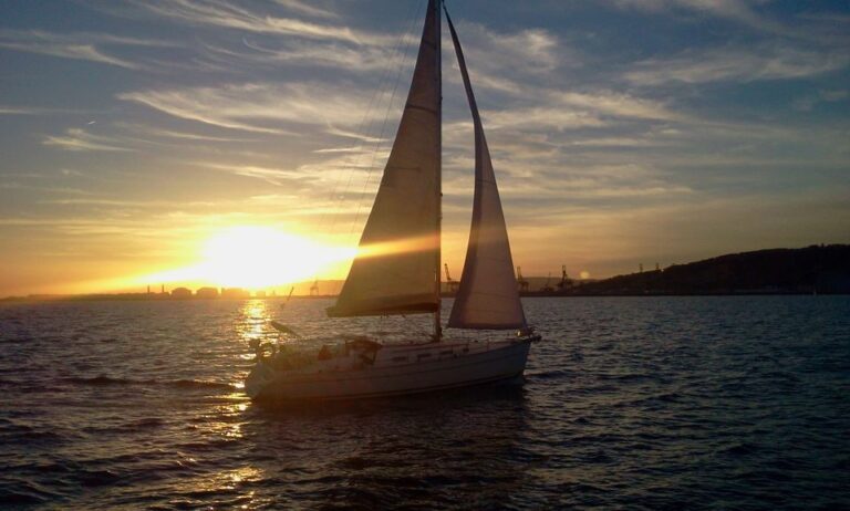 Barcelona: 1,5-Hour Sunset Cruise With Cava & Wine