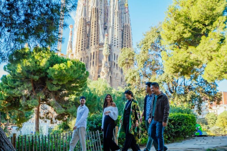 Barcelona: Sagrada Familia Skip-the-Line Tour & Photoshoot