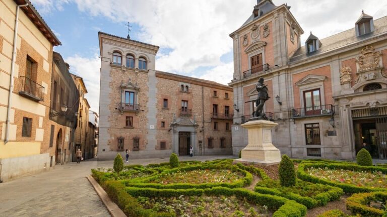 Complete Madrid: Hapsburgs, Palace and Almudena Cathedral