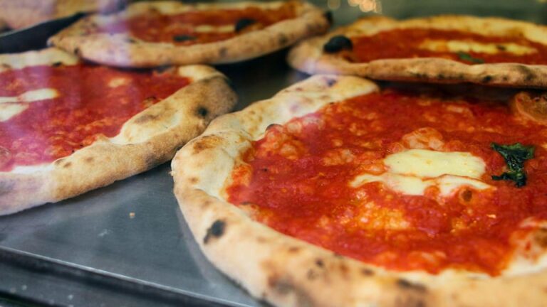 Naples: Guided Tour of Spaccanapoli and Street-Food Tasting