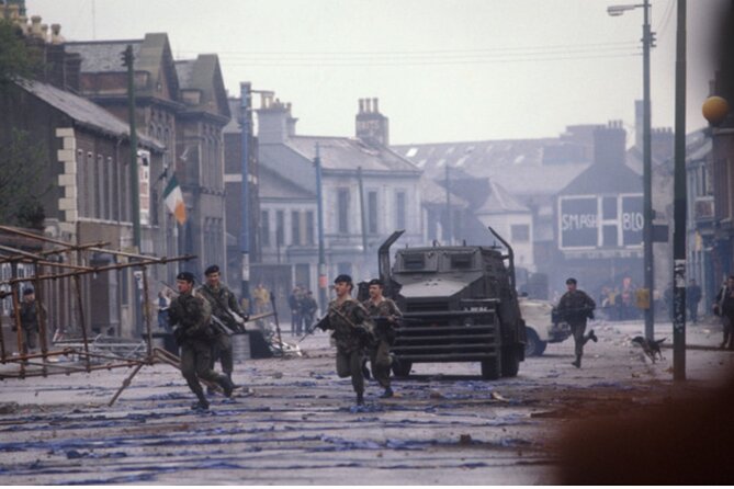 2 Hour Terror and Mural History Belfast taxi Private Tour