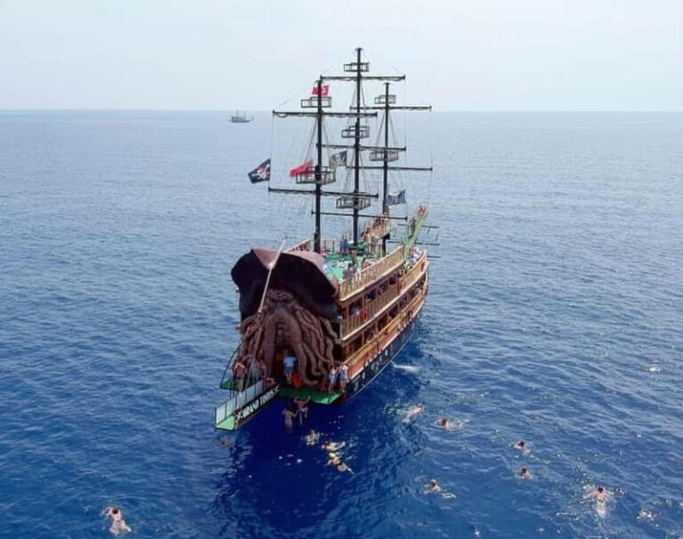 Alanya: Pirate Boat with Lunch and Unlimited Drinks