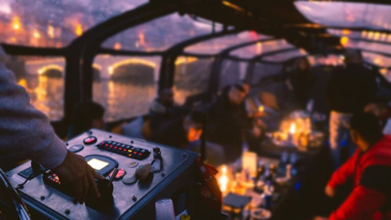 Amsterdam: Canal Booze Cruise with Unlimited Drinks Option