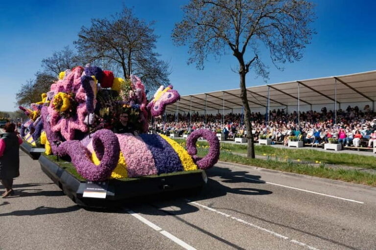 Amsterdam: Day Trip to Flower Parade & Keukenhof on April 18
