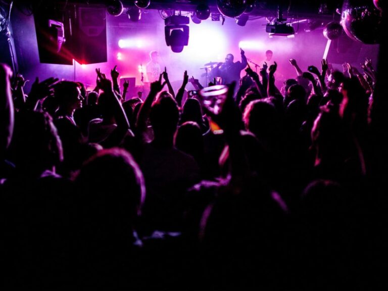 Amsterdam: Nightlife Ticket with Champagne and Cruise