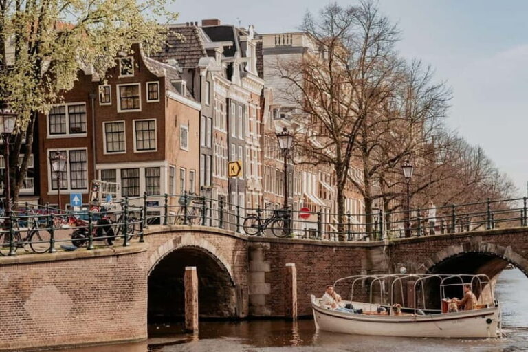 Amsterdam: Private Romantic Canal Cruise w. Prosecco/Snacks