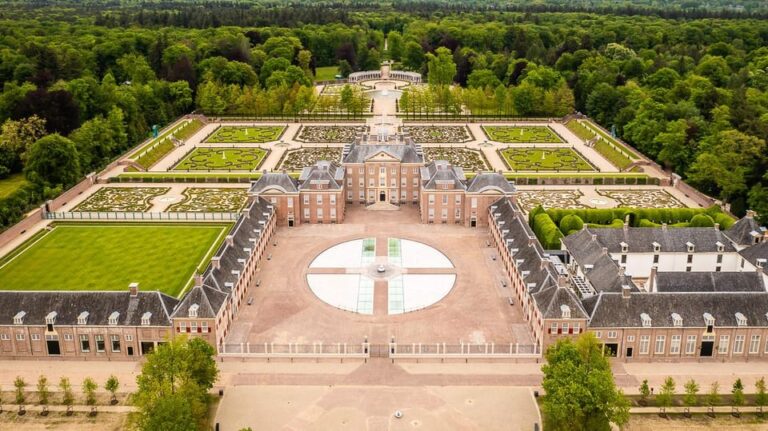 Amsterdam: Private Tour of Kröller-Museum Het Loo Muiderslot