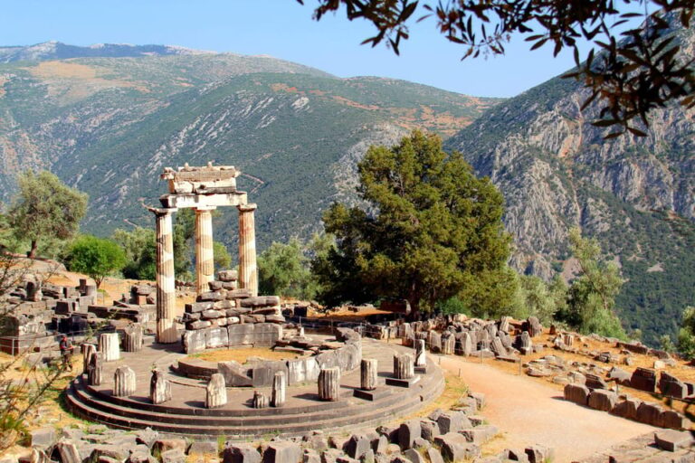 Athens to Delphi & Arachova private day tour