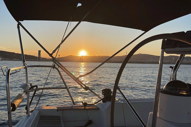 Barcelona 1-hour Boat Trip with Cava and Snacks
