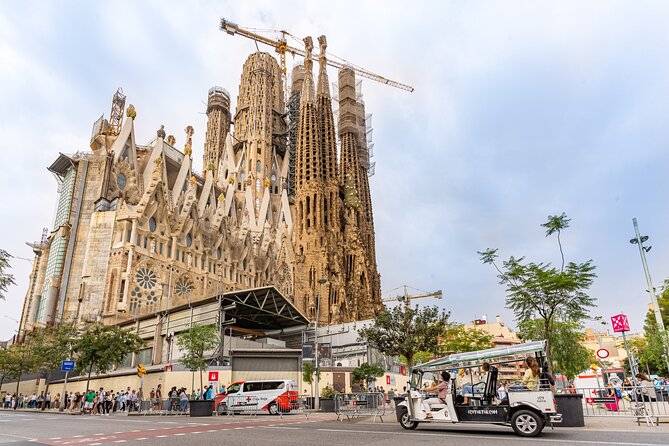 Barcelona Expert Plus Tour in Private Eco Tuk Tuk