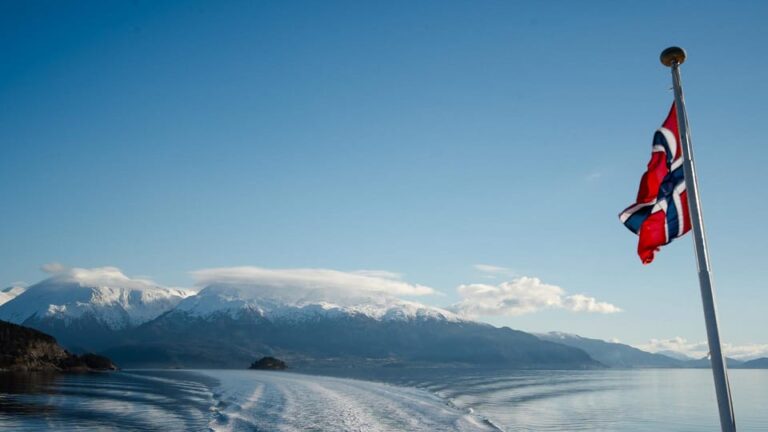 Bergen: Cruise to beautiful Rosendal by the Hardangerfjord
