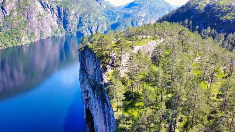 Bergen: Fjord cruise to Mostraumen and guided mountain hike