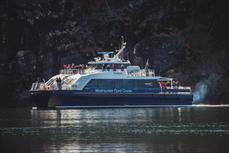 Bergen: Mostraumen Fjord & Waterfall Cruise