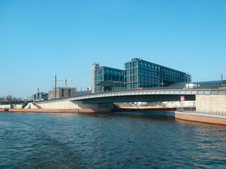 Berlin: 2.5-Hour East Side Boat Cruise with Commentary