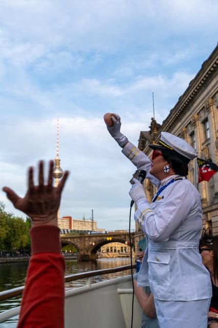 Berlin: Christmas cruise on the Spree with drag queen Audrey. - Who Will Love This Cruise?