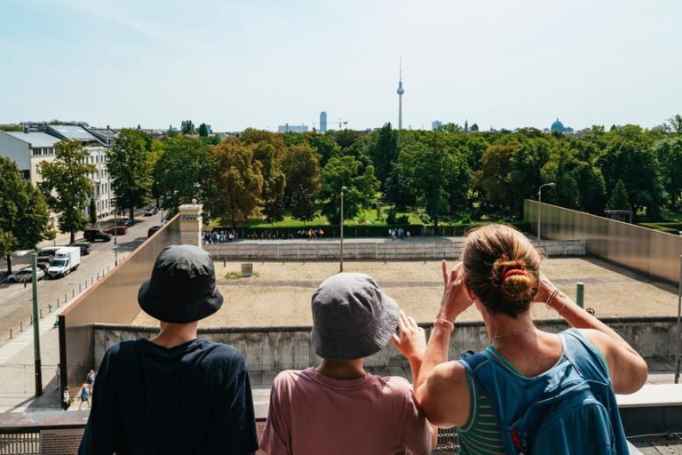 Berlin: Cold War Walking Tour on Berlin Wall Route