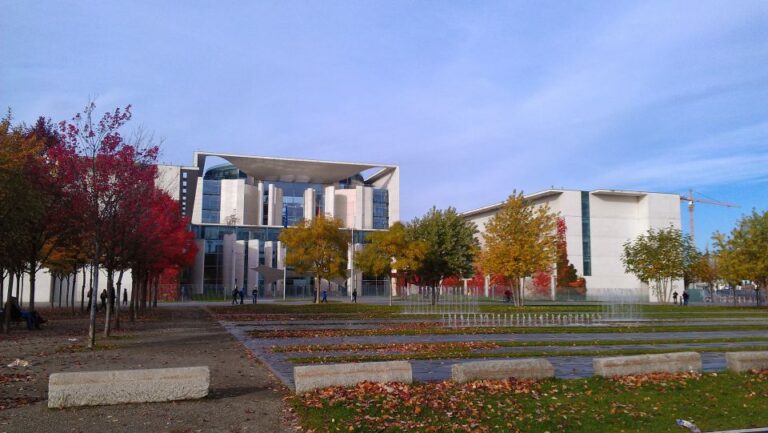 Berlin: Government District around the Reichstag Guided Tour