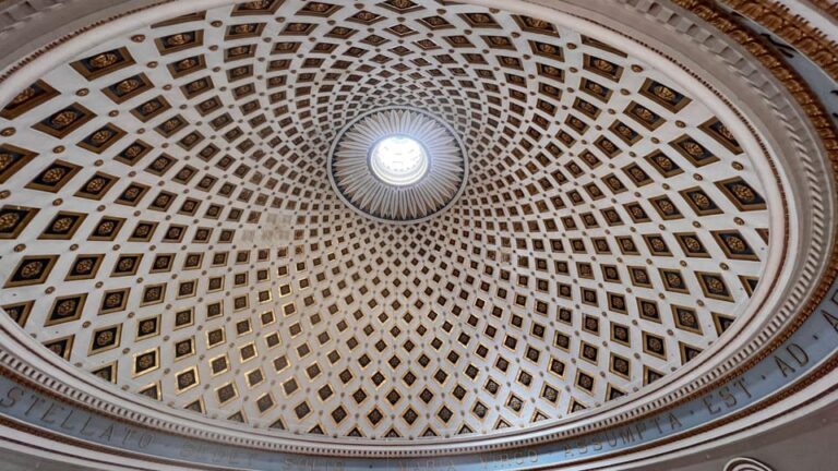 Between Creations and Miracles: Handicrafts and the Basilica of Mosta TOUR IN PORTUGUESE