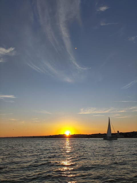 Bluemotion Lisbon: Private Sunset sailing tour Tagus River