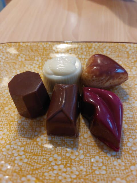 Bruges: Walking Tour with Hot Chocolate & Chocolate Tasting - A Closer Look at the Tour Experience