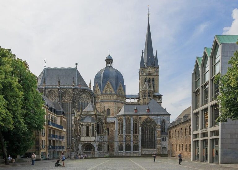 Brussels: Aachen and Charlemagne Private Day Trip by Car